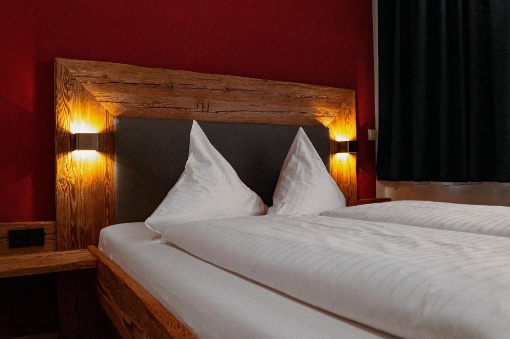 Кровать или кровати в номере Hotel Almwirt