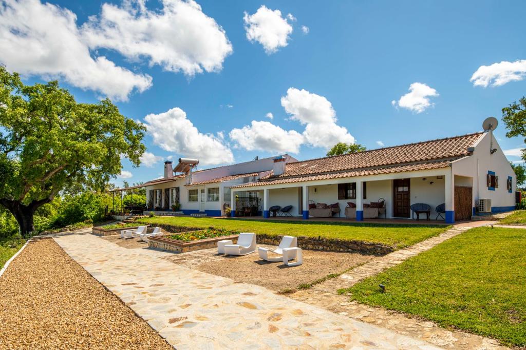 eine Außenansicht eines Hauses mit Hof in der Unterkunft Monte Pedras Negras in São Luís