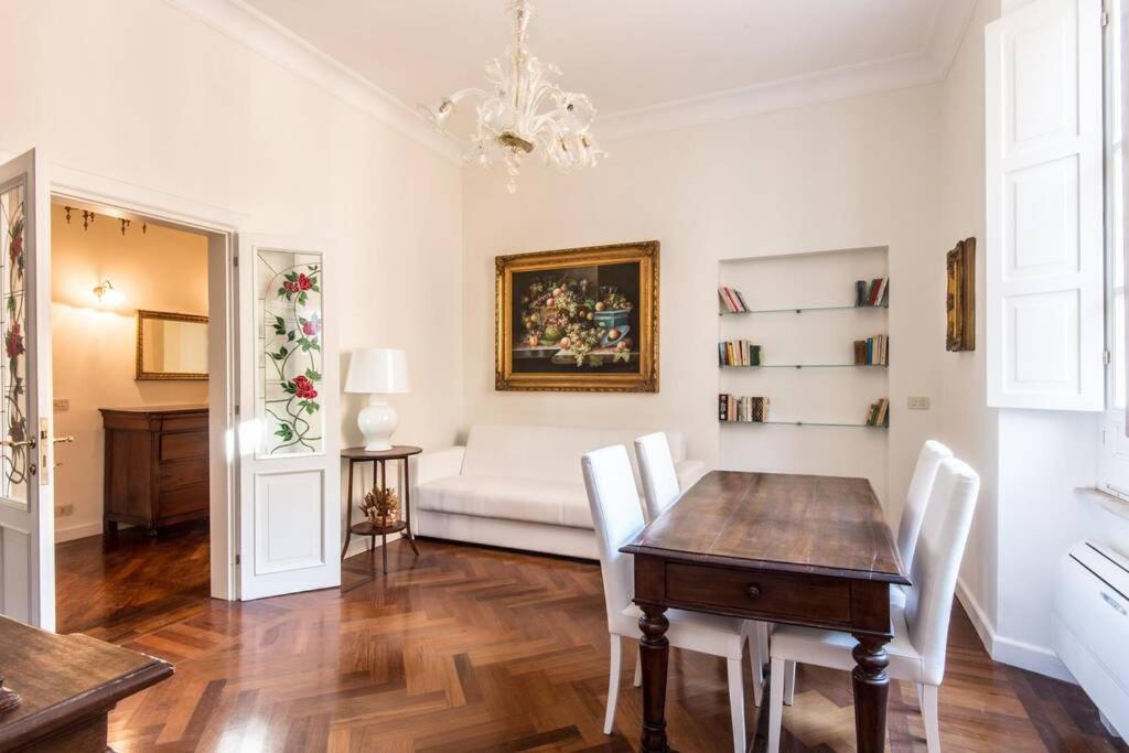 jadalnia ze stołem, krzesłami i kanapą w obiekcie Vatican Large Comfortable Apartment w Rzymie