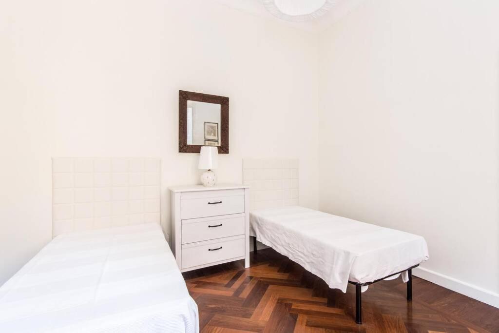 Łóżko lub łóżka w pokoju w obiekcie Vatican Large Comfortable Apartment