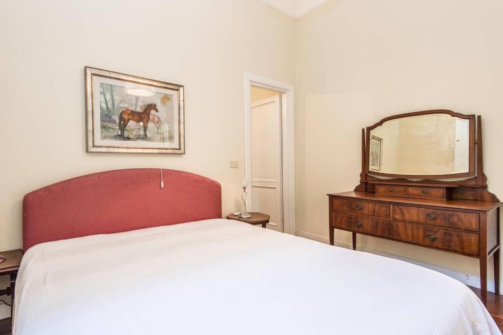 Łóżko lub łóżka w pokoju w obiekcie Vatican Large Comfortable Apartment