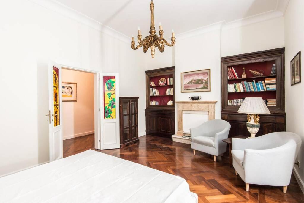 Łóżko lub łóżka w pokoju w obiekcie Vatican Large Comfortable Apartment