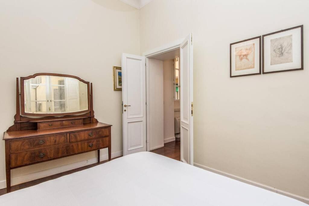 Łóżko lub łóżka w pokoju w obiekcie Vatican Large Comfortable Apartment