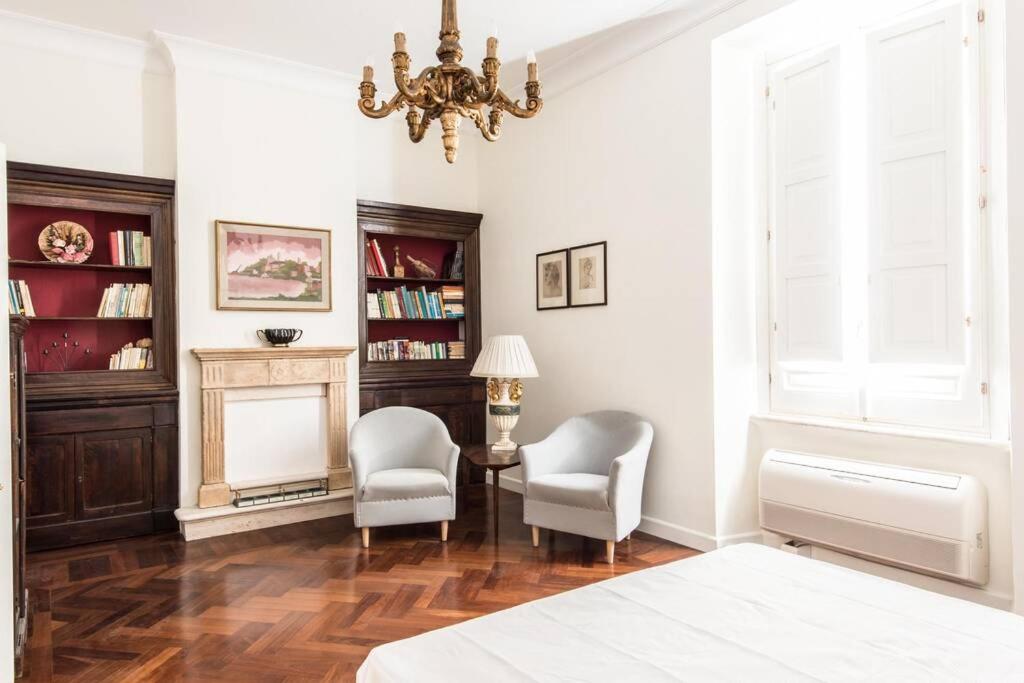 Łóżko lub łóżka w pokoju w obiekcie Vatican Large Comfortable Apartment