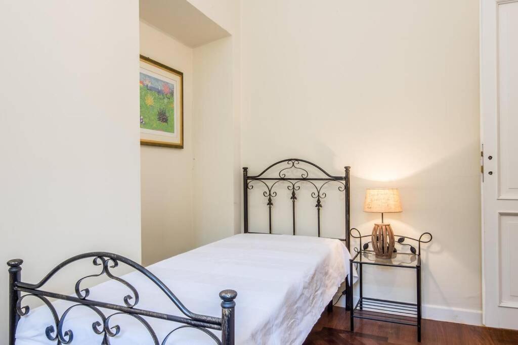 Łóżko lub łóżka w pokoju w obiekcie Vatican Large Comfortable Apartment