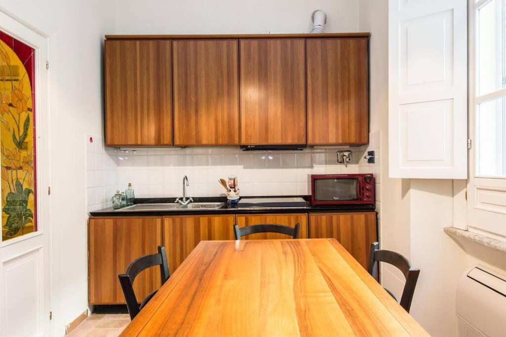 Kuchnia lub aneks kuchenny w obiekcie Vatican Large Comfortable Apartment