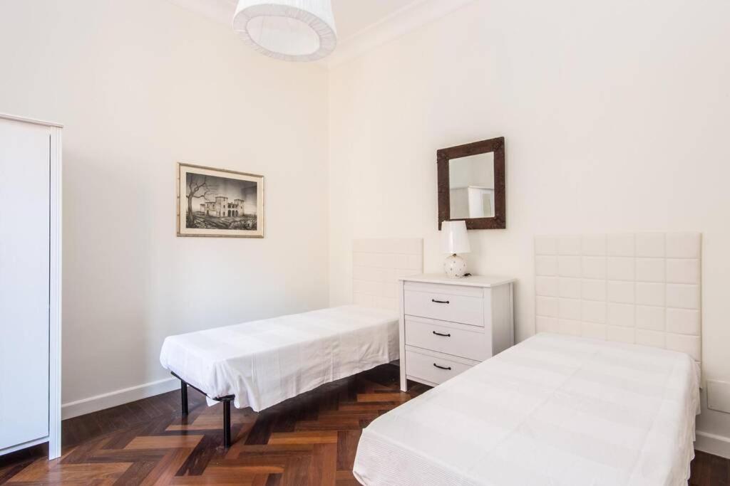 Łóżko lub łóżka w pokoju w obiekcie Vatican Large Comfortable Apartment
