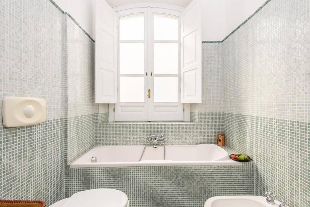 łazienka z wanną, toaletą i umywalką w obiekcie Vatican Large Comfortable Apartment w Rzymie