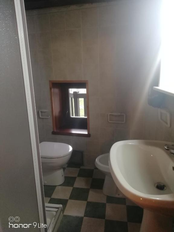 A bathroom at Ranch Dei Salassi del Suc