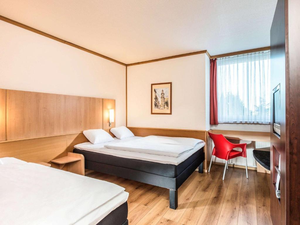 Ένα ή περισσότερα κρεβάτια σε δωμάτιο στο ibis Hotel Eisenach