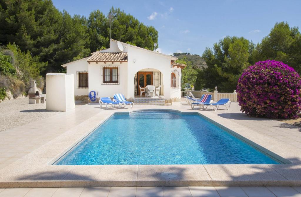 een villa met zwembad voor een huis bij Villa Empedrola in Calpe