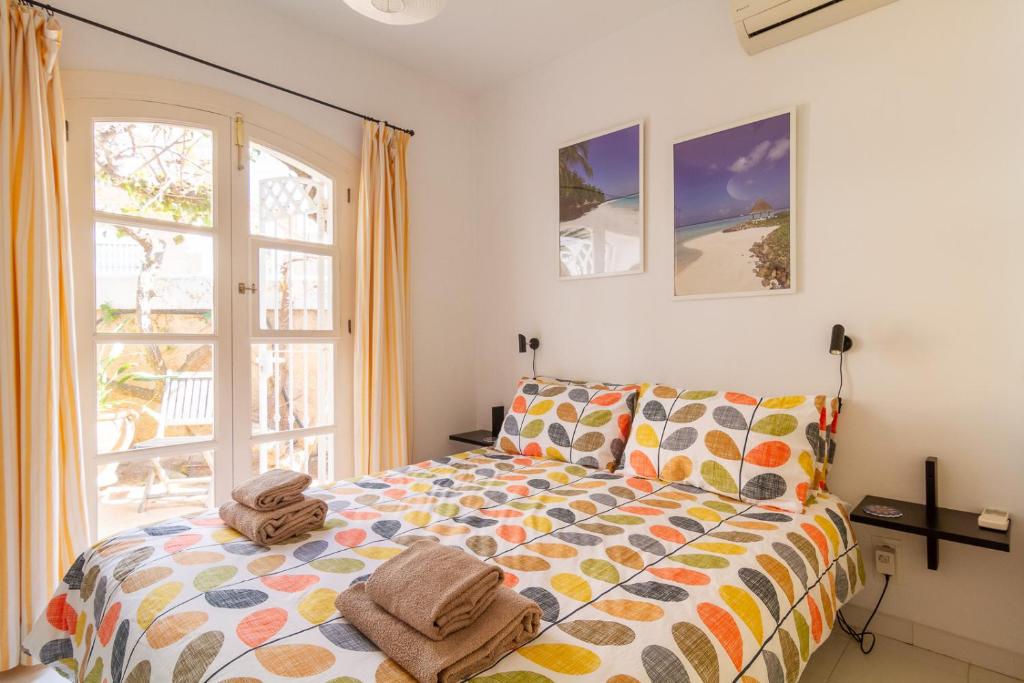 sypialnia z łóżkiem i dużym oknem w obiekcie Casa Corazon Burriana Casasol w mieście Nerja