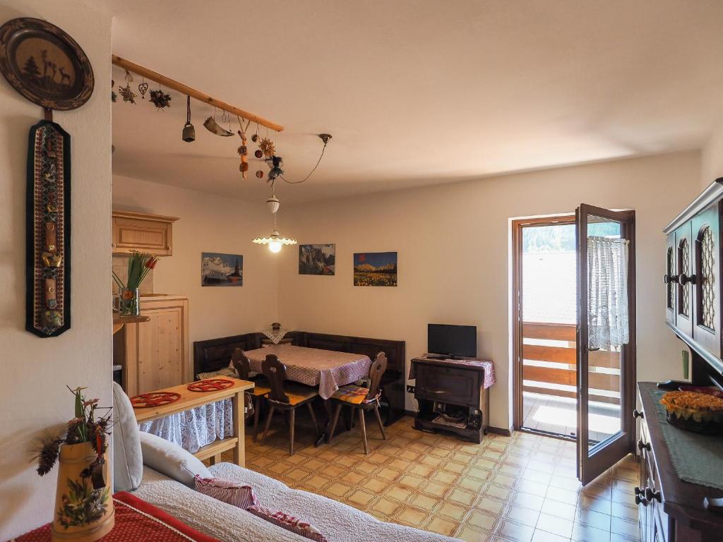 een woonkamer met een tafel en een eetkamer bij Casa Tubertini- Poletti in Moena