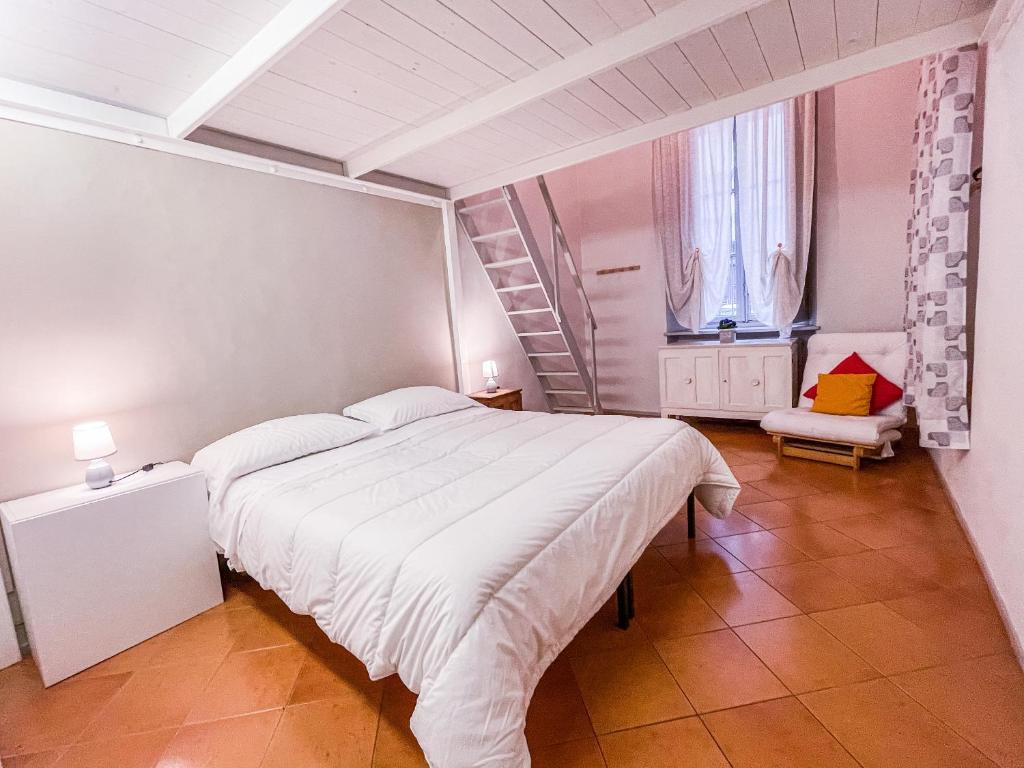 - une chambre avec un grand lit blanc et un escalier dans l'établissement MYHOUSE INN SAN DONATO - Affitti Brevi Italia, à Turin
