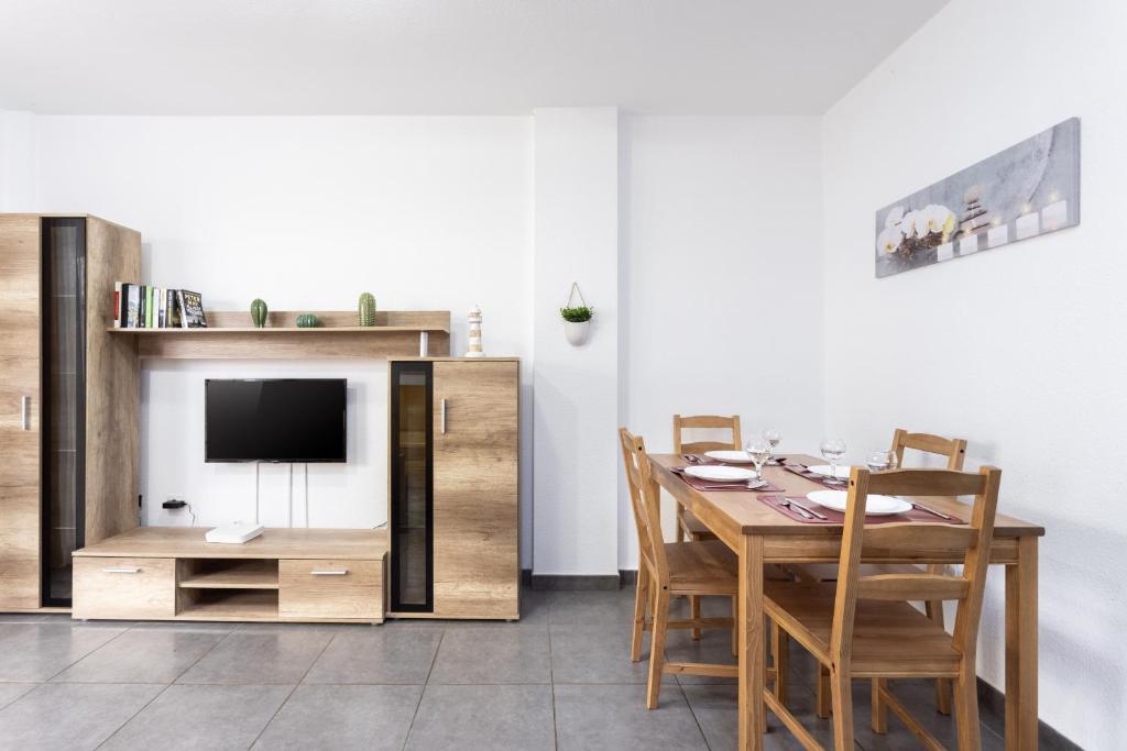 Televízia a/alebo spoločenská miestnosť v ubytovaní Home2Book Duplex Callao Salvaje Beach & Wifi