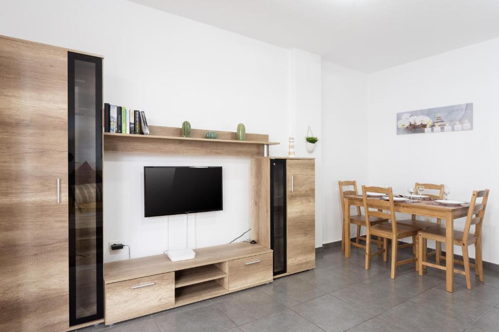 Televízia a/alebo spoločenská miestnosť v ubytovaní Home2Book Duplex Callao Salvaje Beach & Wifi