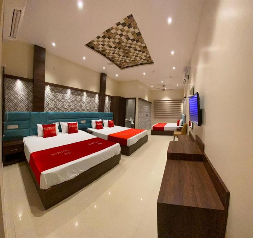 Tempat tidur dalam kamar di Hotel Blossom Inn