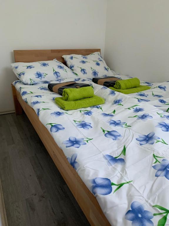 Posteľ alebo postele v izbe v ubytovaní Levendulakert Siófok Apartmanház