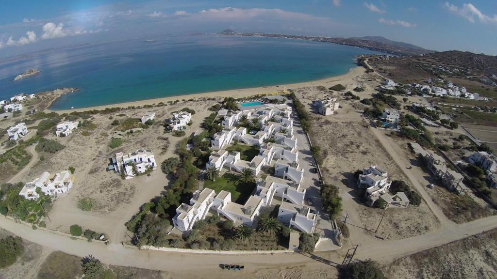 una vista aérea de un complejo junto al océano en Mikri Vigla Hotel Beach Resort, en Mikri Vigla
