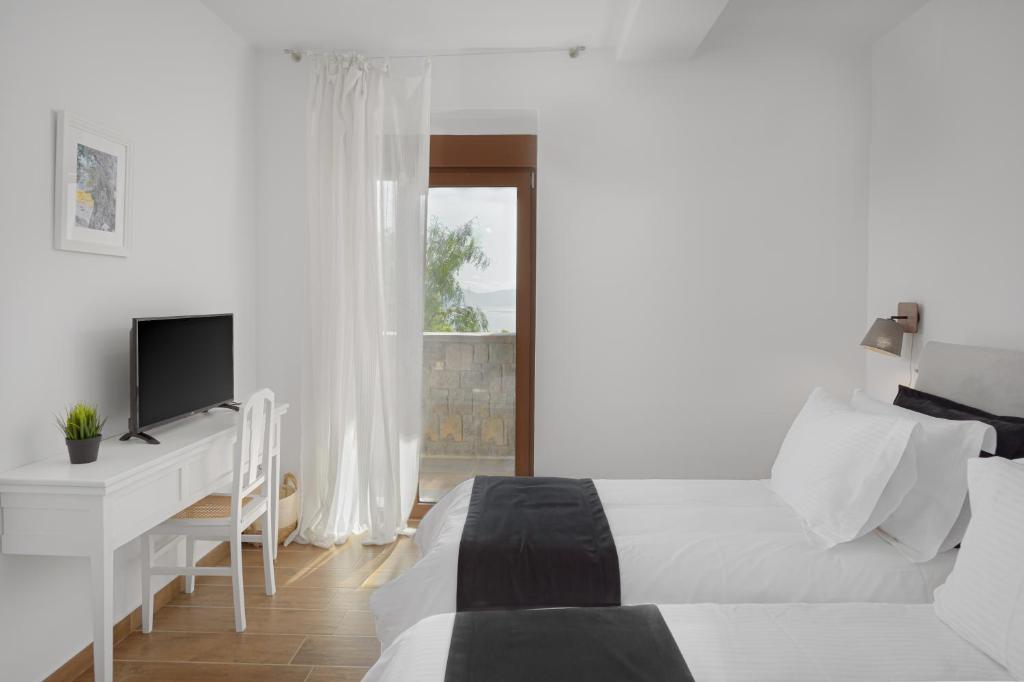 Postel nebo postele na pokoji v ubytování Villa Tzikides Aegina