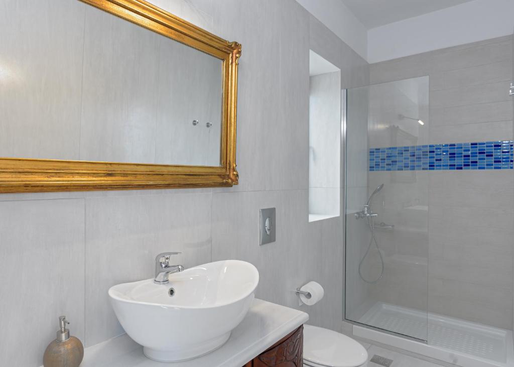 Koupelna v ubytování Villa Tzikides Aegina