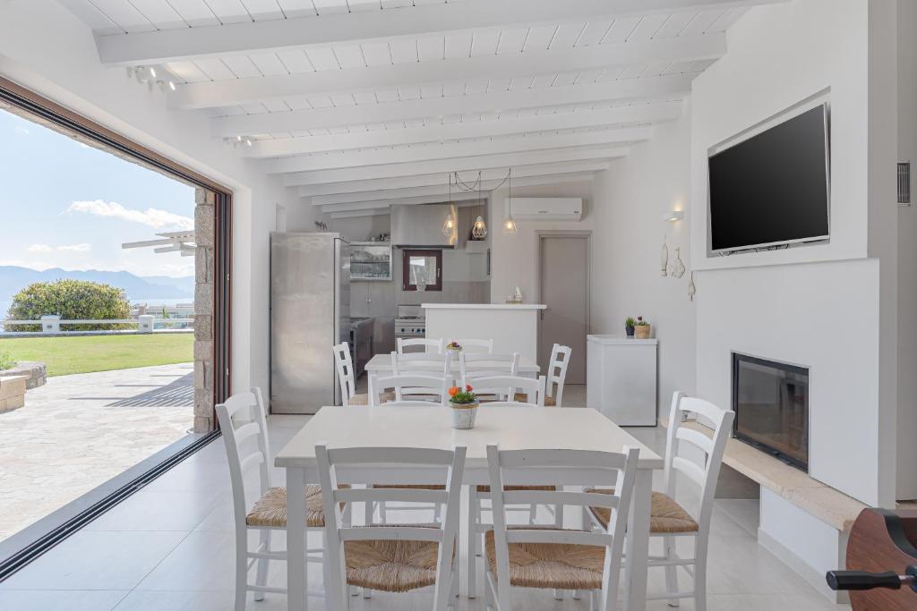 Kuchyň nebo kuchyňský kout v ubytování Villa Tzikides Aegina