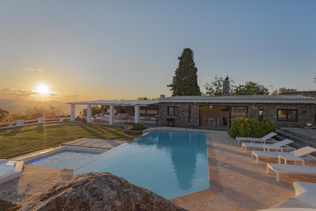Bazén v ubytování Villa Tzikides Aegina nebo v jeho okolí