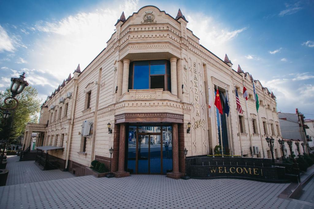 um grande edifício com uma porta em frente em Shaxzoda Elite Hotel em Samarcanda