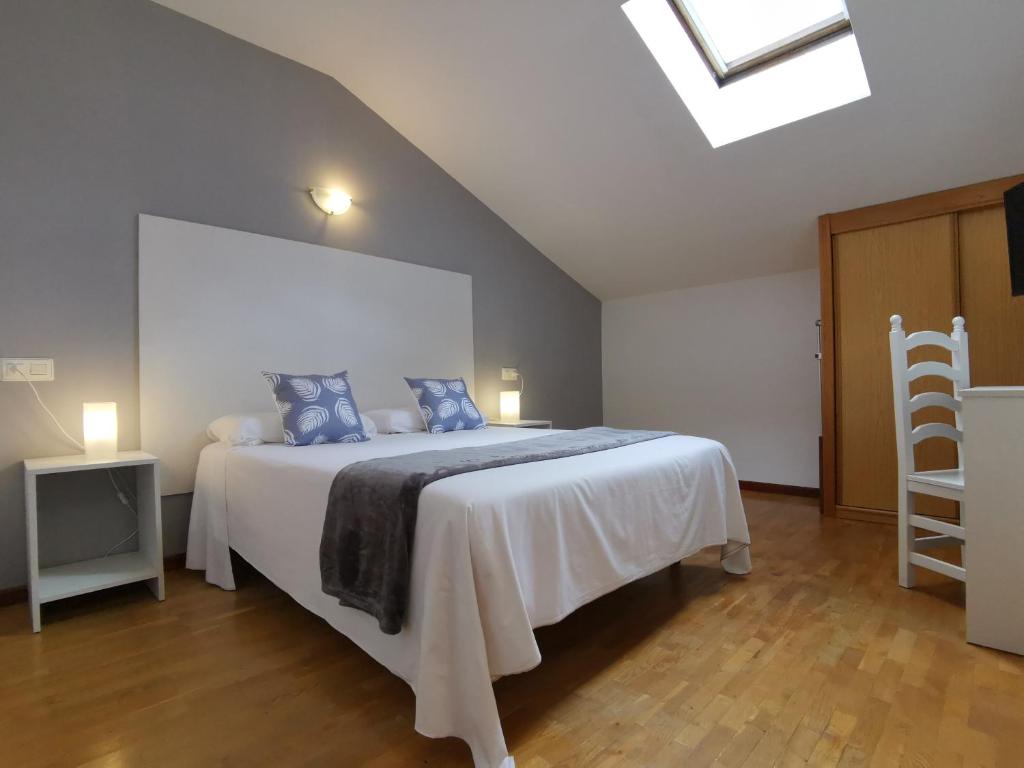A bed or beds in a room at Hotel El Trasgu