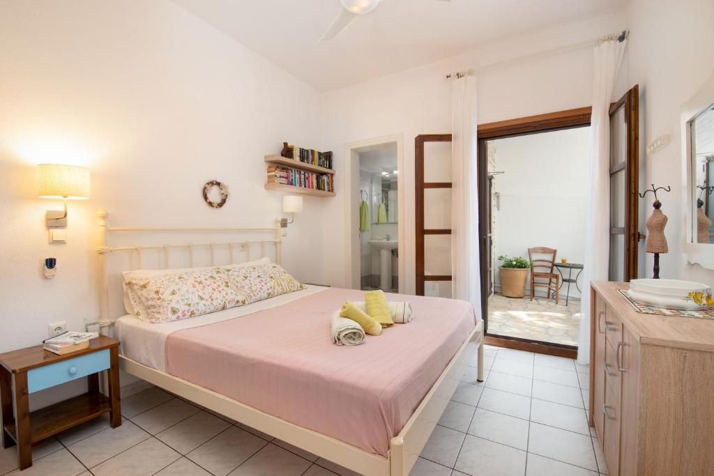 Postel nebo postele na pokoji v ubytování Bougainvillea