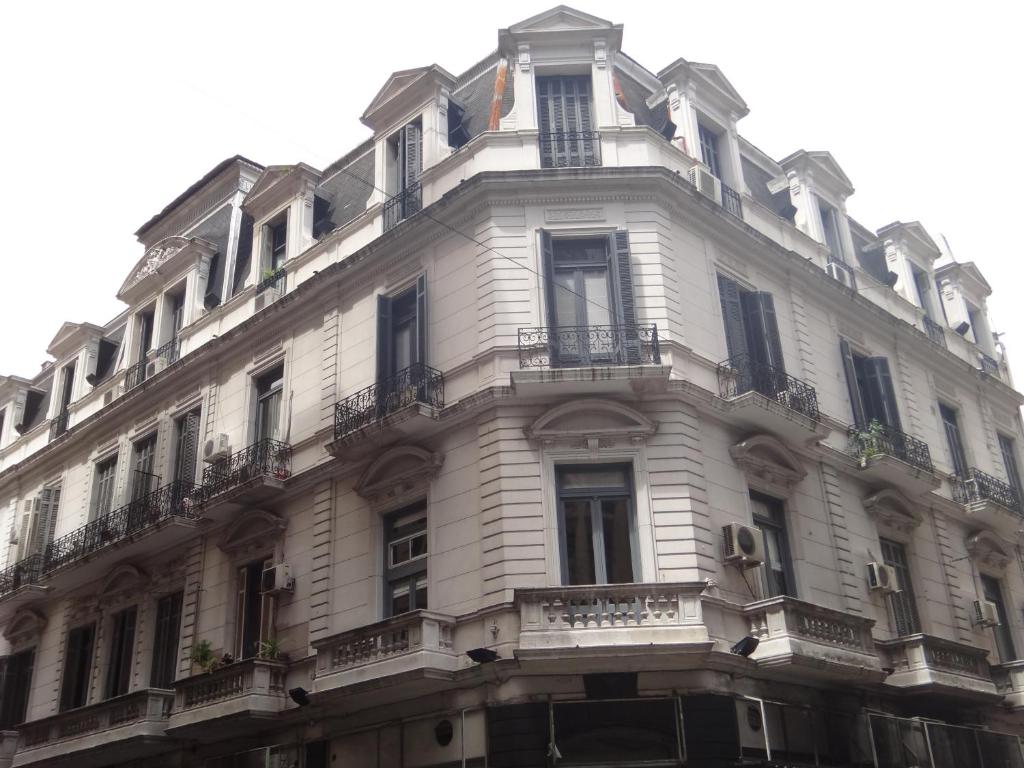 un gran edificio blanco con ventanas y balcones en Hipolito Argentina en Buenos Aires