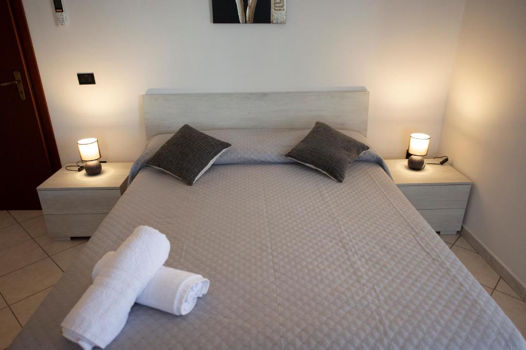 Łóżko lub łóżka w pokoju w obiekcie B&B Esterita