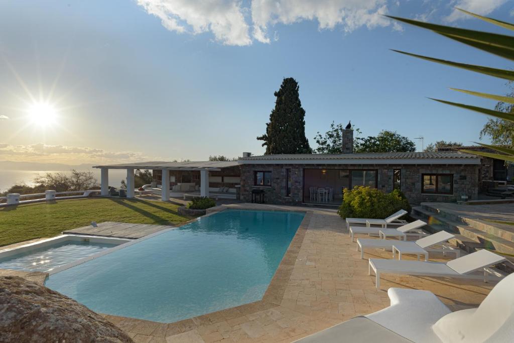 Bazén v ubytování Villa Tzikides Aegina nebo v jeho okolí