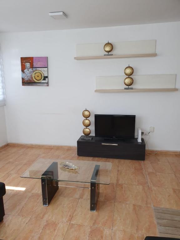 TV a/nebo společenská místnost v ubytování Apartamentos La Carmen