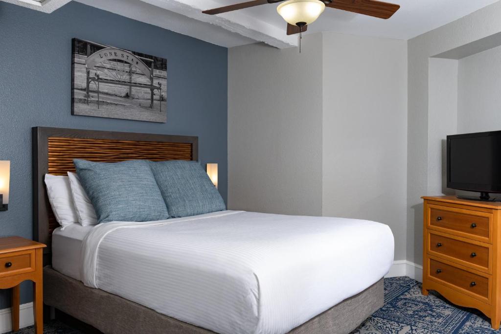 a bedroom with a bed and a flat screen tv at Club Wyndham Riverside Suites in San Antonio