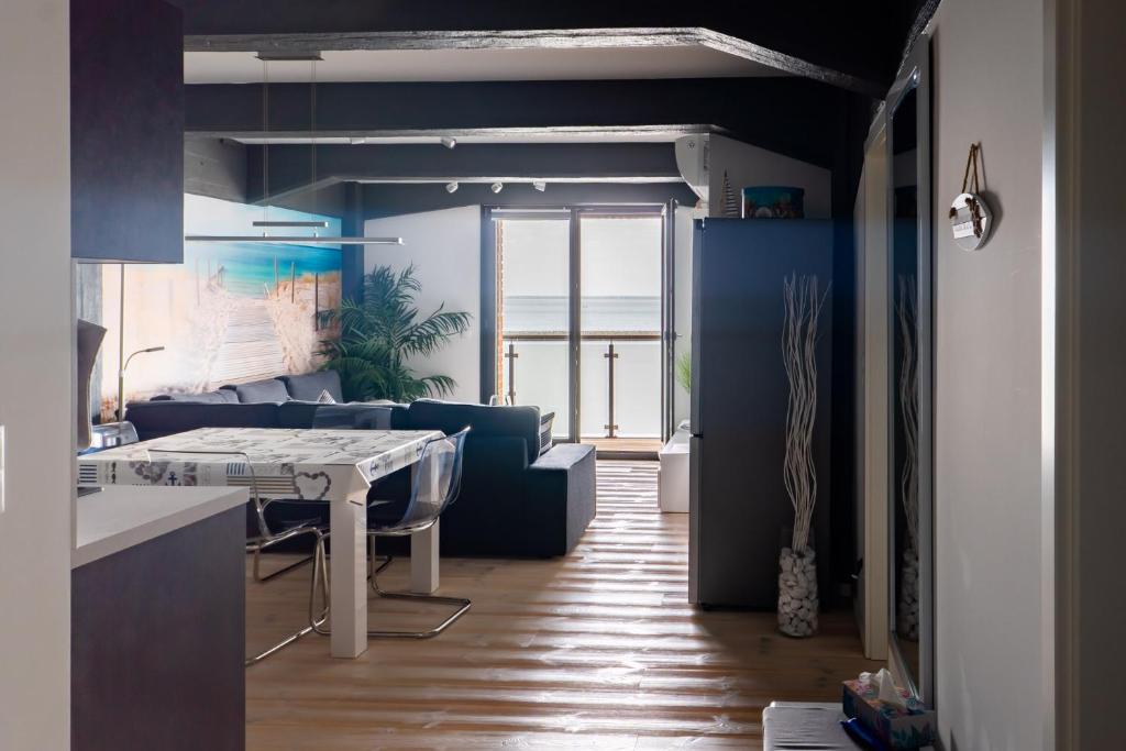 a kitchen and living room with a table and chairs at Meine Speicher-Zeit in Barth