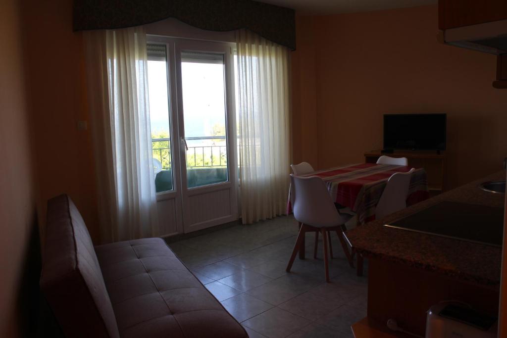 Televízia a/alebo spoločenská miestnosť v ubytovaní Apartamentos Los Gemelos