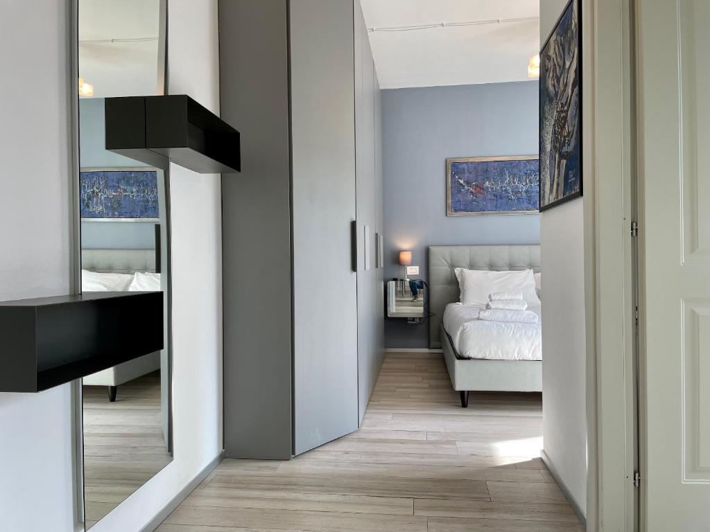 une chambre avec un lit et un miroir dans l'établissement Borgo Guelfo VIII, à Florence