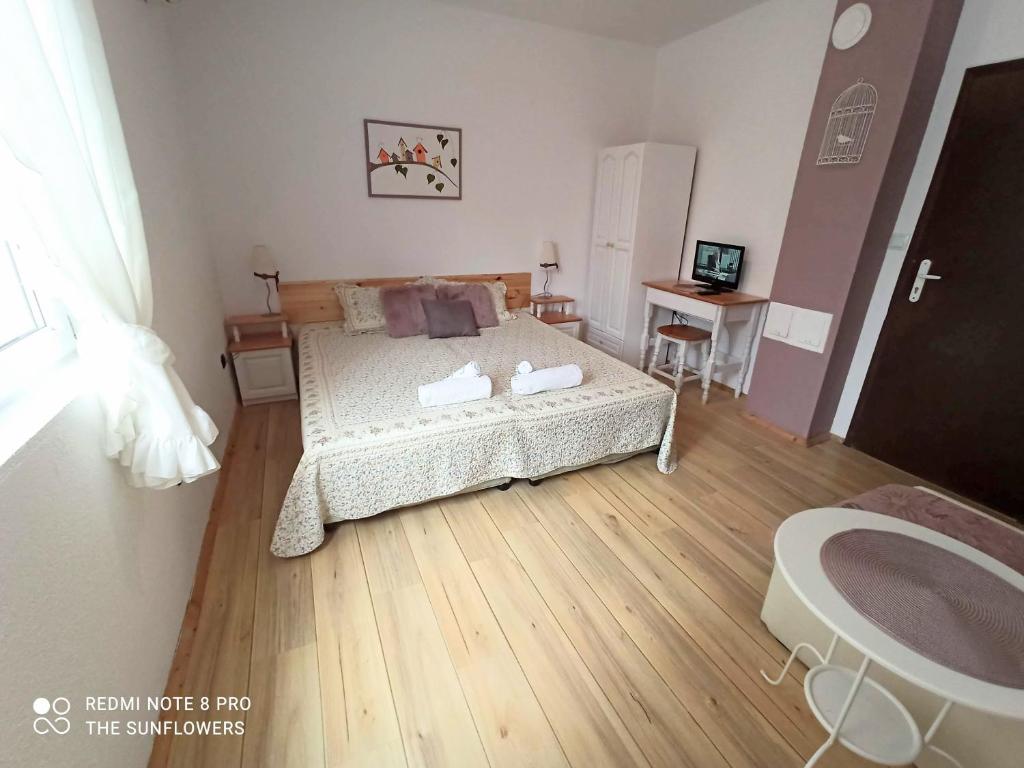 A bed or beds in a room at Guest House Sunflowers