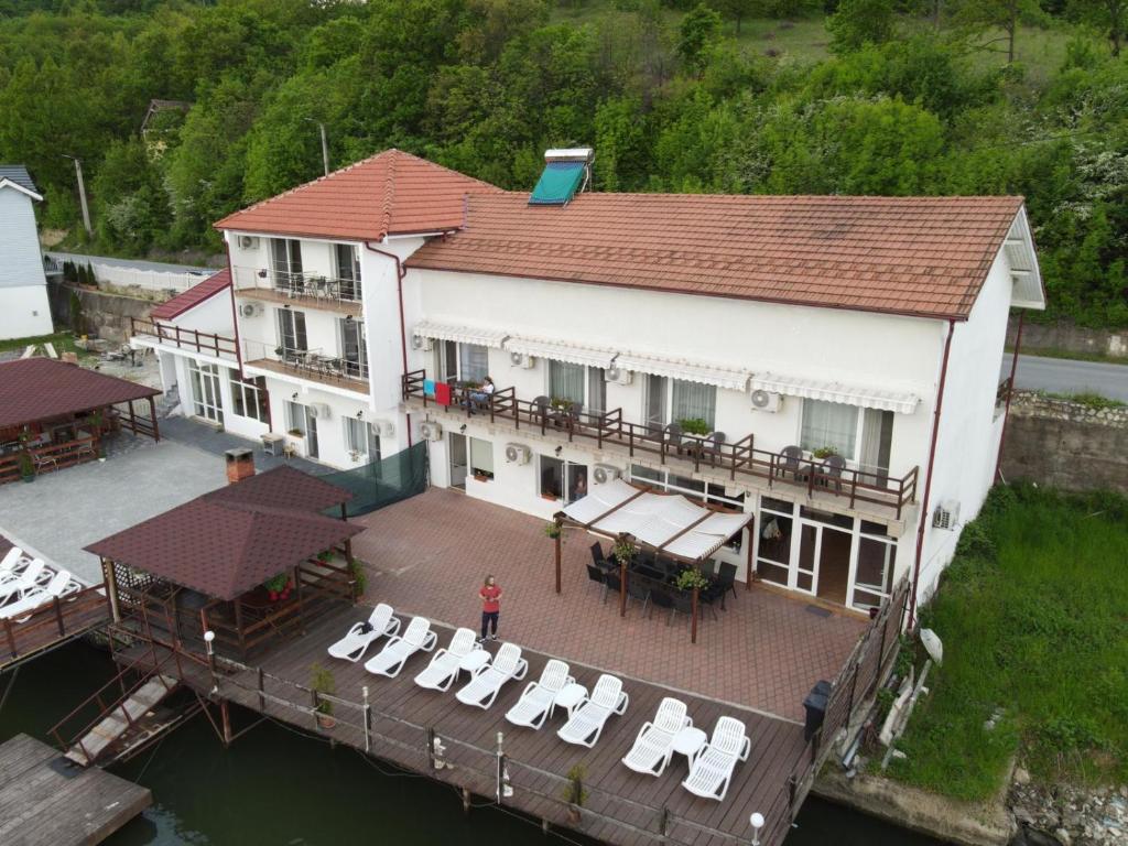 - une vue aérienne sur un bâtiment avec des tables et des chaises dans l'établissement Casa Adrian, à Eşelniţa