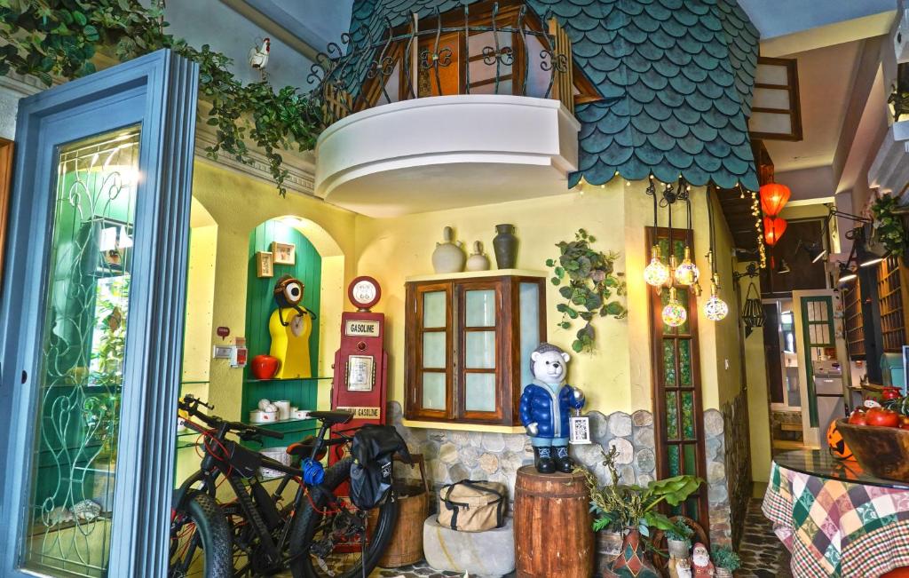 a room with a house with bikes in it at Daguli's Home in Anping