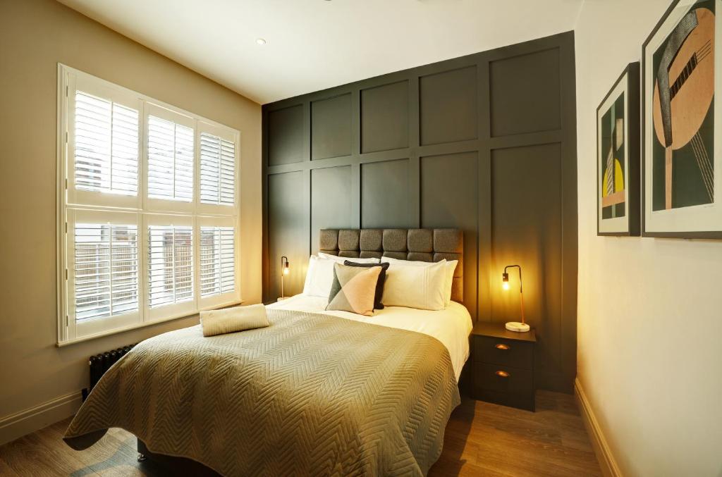 um quarto com uma cama grande e uma janela em 60 Manchester Road em Altrincham