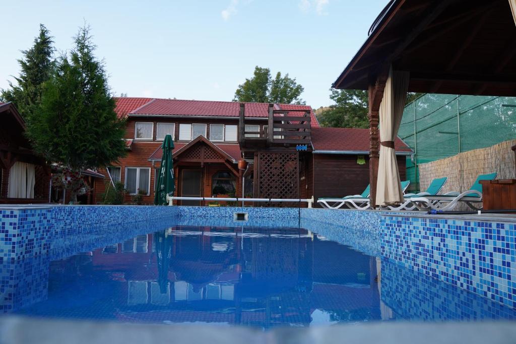 - une piscine en face d'une maison dans l'établissement CASA FEELING, à Brădeşti