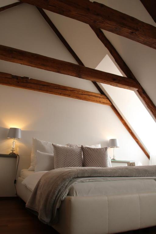 Postel nebo postele na pokoji v ubytování L'Ostello Altstadthotel