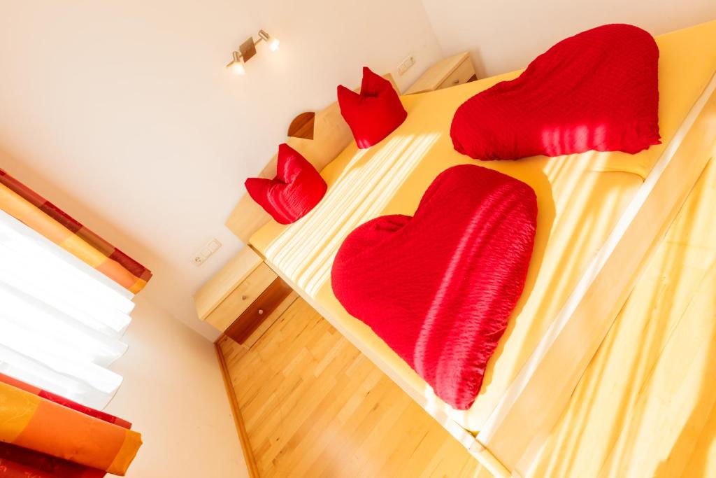 Postel nebo postele na pokoji v ubytování Appartements Avenzio