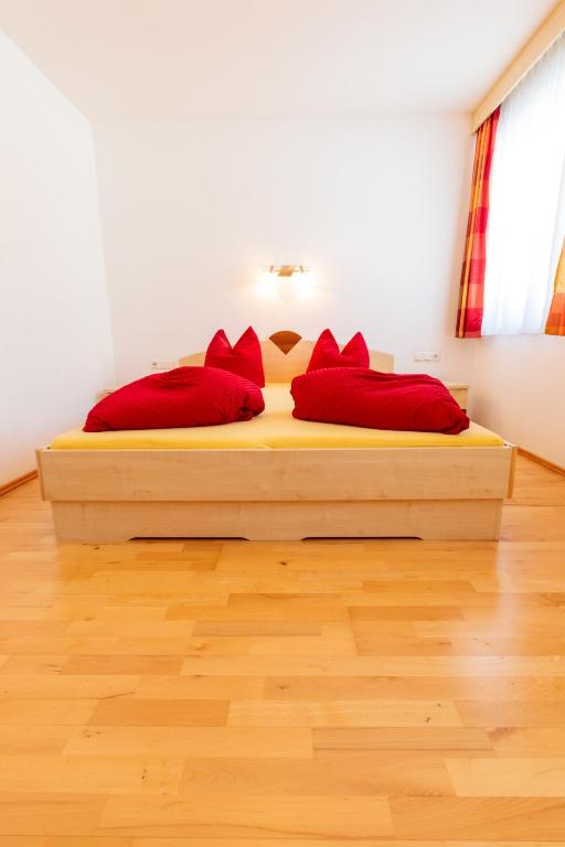 Postel nebo postele na pokoji v ubytování Appartements Avenzio