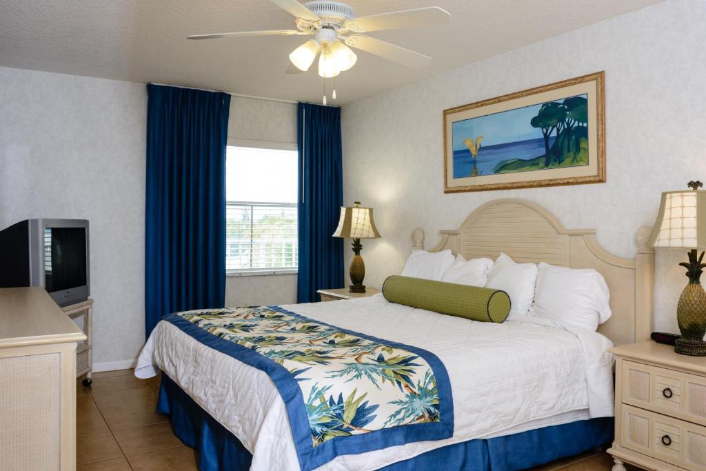 A bed or beds in a room at Discovery Beach Resort, a VRI resort