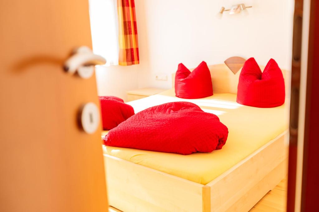 Postel nebo postele na pokoji v ubytování Appartements Avenzio