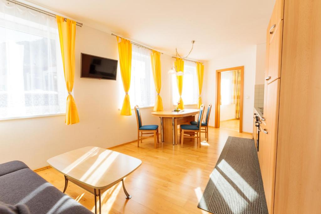 TV a/nebo společenská místnost v ubytování Appartements Avenzio