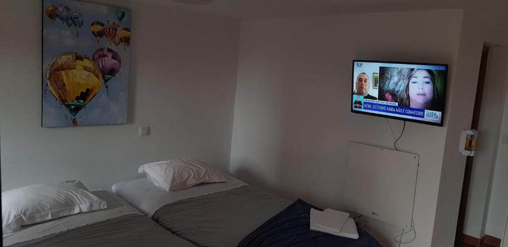Uma televiso e/ou sistema de entretenimento em Casa Dr. Saba